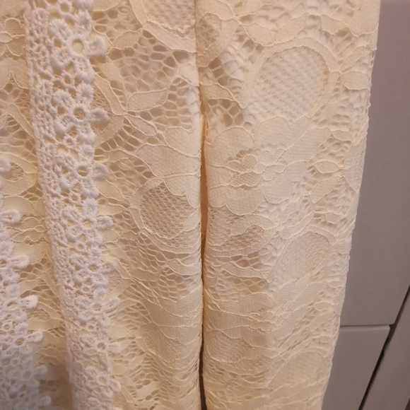 Lovely Blouse with Lace - Picture 4 of 8